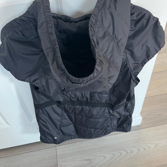 Lululemon women’s black down with hood it’s a size 8/10 - Picture 3 of 8
